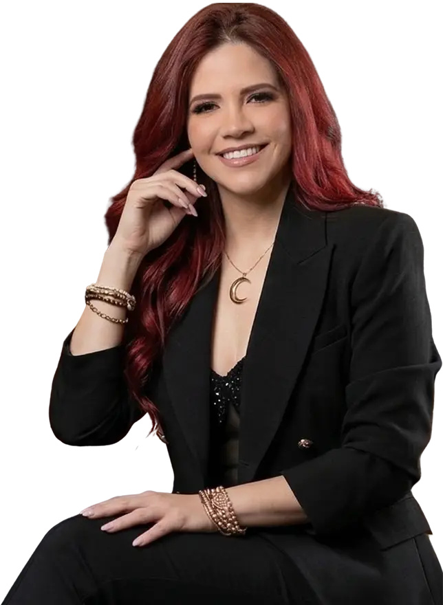 Cristy Dávila en un estudio de podcast